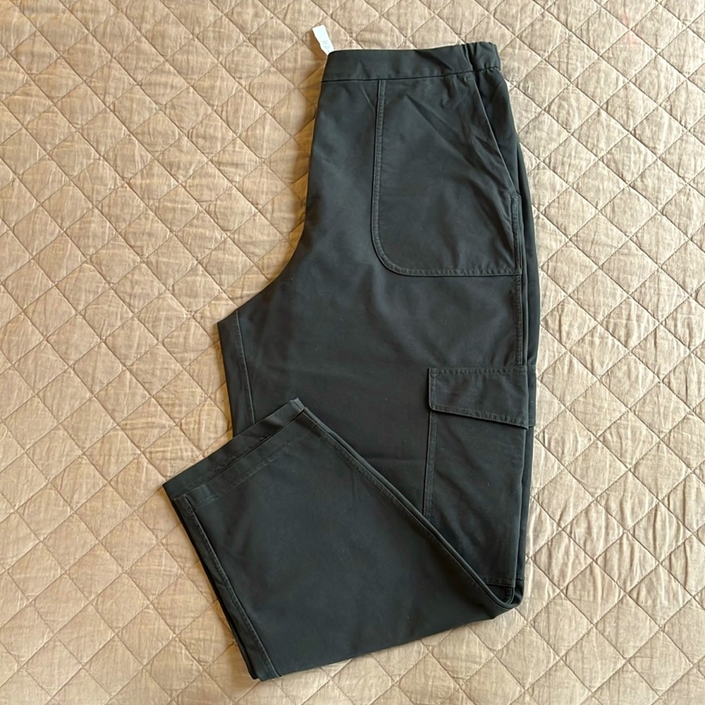 Lululemon ‘Light Utilitech Cargo Pocket High Rise Pant in Black, almost new